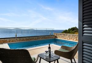 Bazén v ubytovaní Villa Plava Voda Luxury Villas alebo v jeho blízkosti