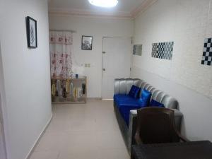 a living room with a blue couch in a room at Apartamento Vista Sur in Baní