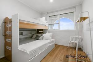 um pequeno quarto com um beliche e uma janela em Wave N Sea Shore by Wine Coast Holidays em Christies Beach