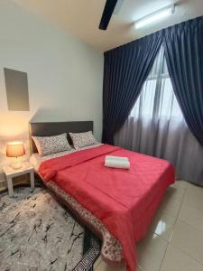 Schlafzimmer mit einem roten Bett und einem Fenster in der Unterkunft ER Homestay for Family Transit Nearby KLIA in Sepang
