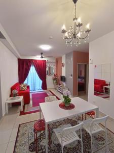 ein Wohnzimmer mit einem weißen Tisch und Stühlen in der Unterkunft E. R Homestay 3R2B nearby KLIA in Sepang