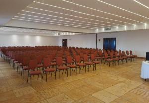 Cette grande chambre comprend un bouquet de chaises. dans l'établissement Sun City Rota das Emoções, à Camocim