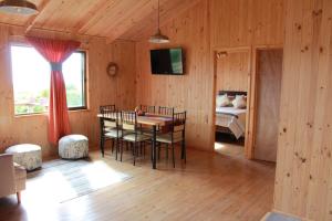 科布克库拉Acun Lihuen的一间带桌椅的餐厅和一间卧室