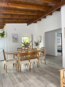 Un comedor con mesa y sillas de madera. en Los Narvales Chapadmalal, en Mar del Plata