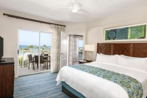 Postel nebo postele na pokoji v ubytování Marriott's Aruba Surf Club