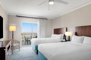 Postel nebo postele na pokoji v ubytování Marriott's Aruba Surf Club
