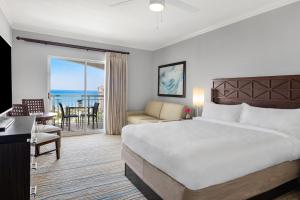 Postel nebo postele na pokoji v ubytování Marriott's Aruba Surf Club