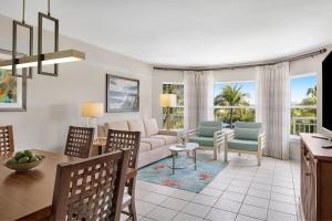 鷹海灘的住宿－萬豪阿魯巴衝浪俱樂部度假酒店，客厅配有沙发和桌子
