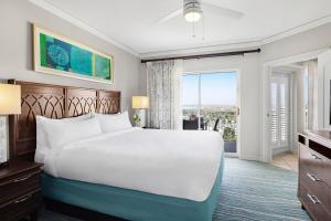 Postel nebo postele na pokoji v ubytování Marriott's Aruba Surf Club
