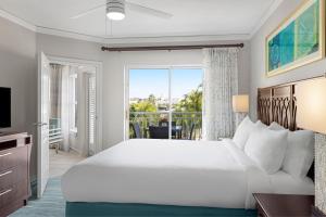 Postel nebo postele na pokoji v ubytování Marriott's Aruba Surf Club