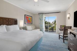 Postel nebo postele na pokoji v ubytování Marriott's Aruba Surf Club