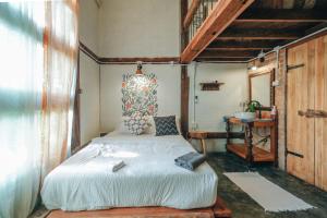 una camera da letto con un letto grande in una stanza di THE RIVER RUNS CHIANG KLANG a Chiang Klang