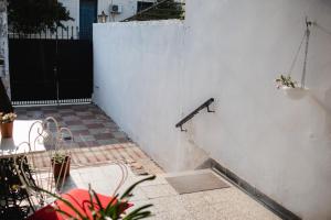 una pared blanca con una puerta negra y una planta en Casa Mechi en Gualeguaychú
