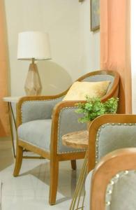 una habitación con 2 sillas y una mesa con una planta en Lemonade (With breakfast Option, Beach Access) en Negril