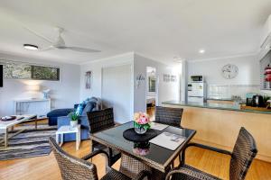 Kuchyň nebo kuchyňský kout v ubytování Sanctuary Lakes Fauna Retreat