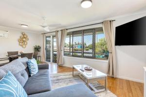 TV a/nebo společenská místnost v ubytování Sanctuary Lakes Fauna Retreat