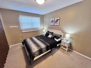a bedroom with a large bed and a window at The Cozy Townhouse WPAFB & WSU in Fairborn
