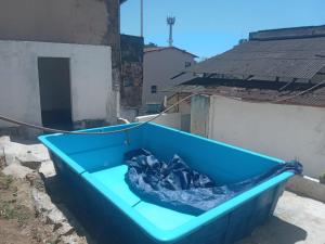 une baignoire bleue installée au-dessus d'un bâtiment dans l'établissement Hostel Leonardo 10 Estrelas, à Vitória