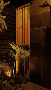 eine Holztür mit einer Pflanze davor in der Unterkunft Ecolodge Cuentos de Agua in Villamaría
