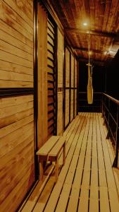 a wooden room with a bench in a cabin at Ecolodge Cuentos de Agua in Villamaría