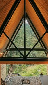 a view from the inside of a wooden roof at Ecolodge Cuentos de Agua in Villamaría