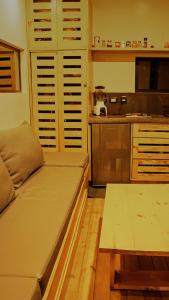Il comprend un salon avec un canapé et une cuisine. dans l'établissement Ecolodge Cuentos de Agua, à Villamaría
