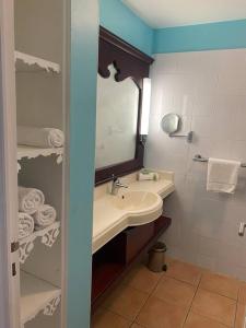 uma casa de banho com lavatório, espelho e toalhas em Pierre et Vacances Désirade em Sainte-Luce