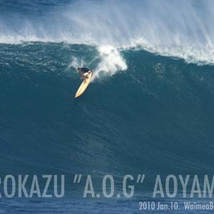 a person riding a wave on a surfboard in the ocean at Haryugetu Guesthouse in NASA in Kaiyo