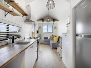 Palmers IslandYamba Tiny House Iris的一个带台面的厨房和一间客厅