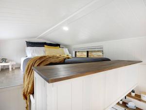 Palmers IslandYamba Tiny House Iris的白色房间里有一张床的卧室