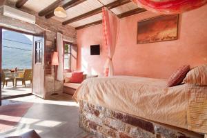 Кровать или кровати в номере Elixirion Guest House