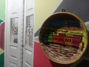 a bowl with a train on it next to a door at Quarto com Duas Camas de casal in Vitória