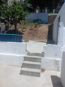 a set of concrete stairs in a yard at Quarto com Duas Camas de casal in Vitória