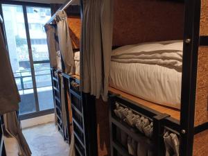 two bunk beds in a room with a window at 薇薇青旅-嚞驫驛站 in Taichung