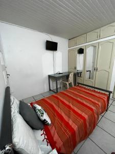 een groot bed in een kamer met een bureau bij O Logis citron du Morne Jacob, Le Morne-Rouge Martinique in Le Morne Rouge