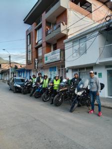 un grupo de motocicletas estacionadas al lado de una calle en Confort Putumayo en Mocoa