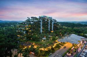 - une vue aérienne sur un grand bâtiment avec une rue dans l'établissement Flamingo Dai Lai Resort - Hotel & Villas- by Bay Luxury, à Phúc Yên