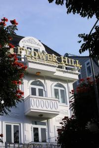 een wit gebouw met een bord erop bij Flower Hill in Da Lat