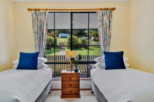 Giường trong phòng chung tại Omaroo Cottage Bruny Island