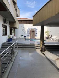 einem externen Blick auf ein Haus mit einem Pool in der Unterkunft Job&Joy Business Hostels in Campinas