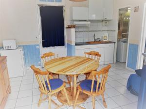 Kuchnia lub aneks kuchenny w obiekcie Appartement cosy 4 pers, proche plage et commerces, Capbreton - FR-1-239-887
