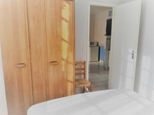 Łóżko lub łóżka w pokoju w obiekcie Appartement cosy 4 pers, proche plage et commerces, Capbreton - FR-1-239-887