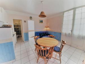 kuchnia i jadalnia ze stołem i krzesłami w obiekcie Appartement cosy 4 pers, proche plage et commerces, Capbreton - FR-1-239-887 w mieście Capbreton +8 zdjęć