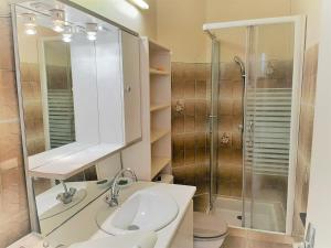 łazienka z umywalką i prysznicem w obiekcie Appartement cosy 4 pers, proche plage et commerces, Capbreton - FR-1-239-887 w mieście Capbreton