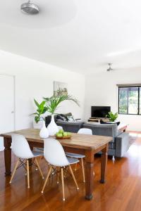 uma sala de estar com uma mesa e um sofá em Lily Pad at Byron Bay em Byron Bay