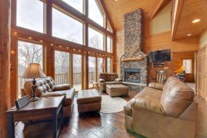 Et sittehjørne på Idyllic Slaty Fork Home with Game Room, Deck and Views