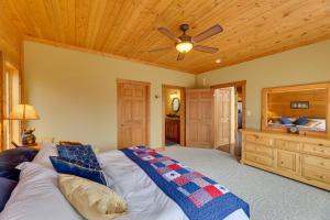 En eller flere senger på et rom på Idyllic Slaty Fork Home with Game Room, Deck and Views