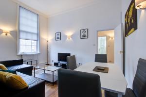 uma sala de estar com um sofá e uma mesa em London Central em Londres