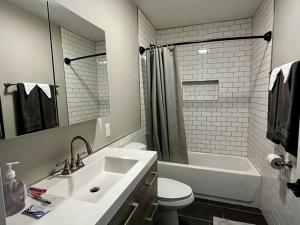 Phòng tắm tại Downtown Albany 2 Bedroom + Workstation @ The Mark +23 ảnh