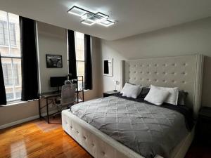 Giường trong phòng chung tại Downtown Albany 2 Bedroom + Workstation @ The Mark